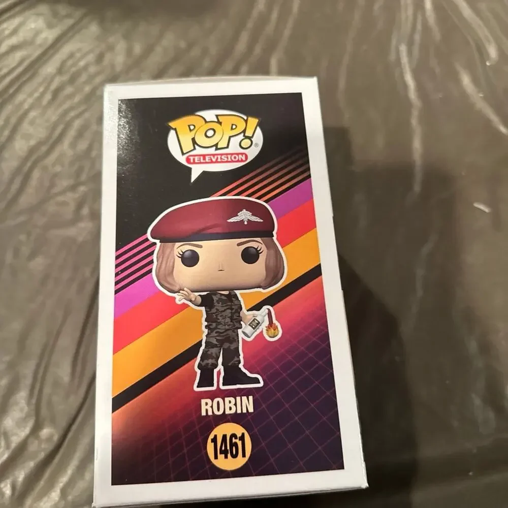 Robin stranger things funko Pop 1461. Listing #1 - Picture 4 of 6